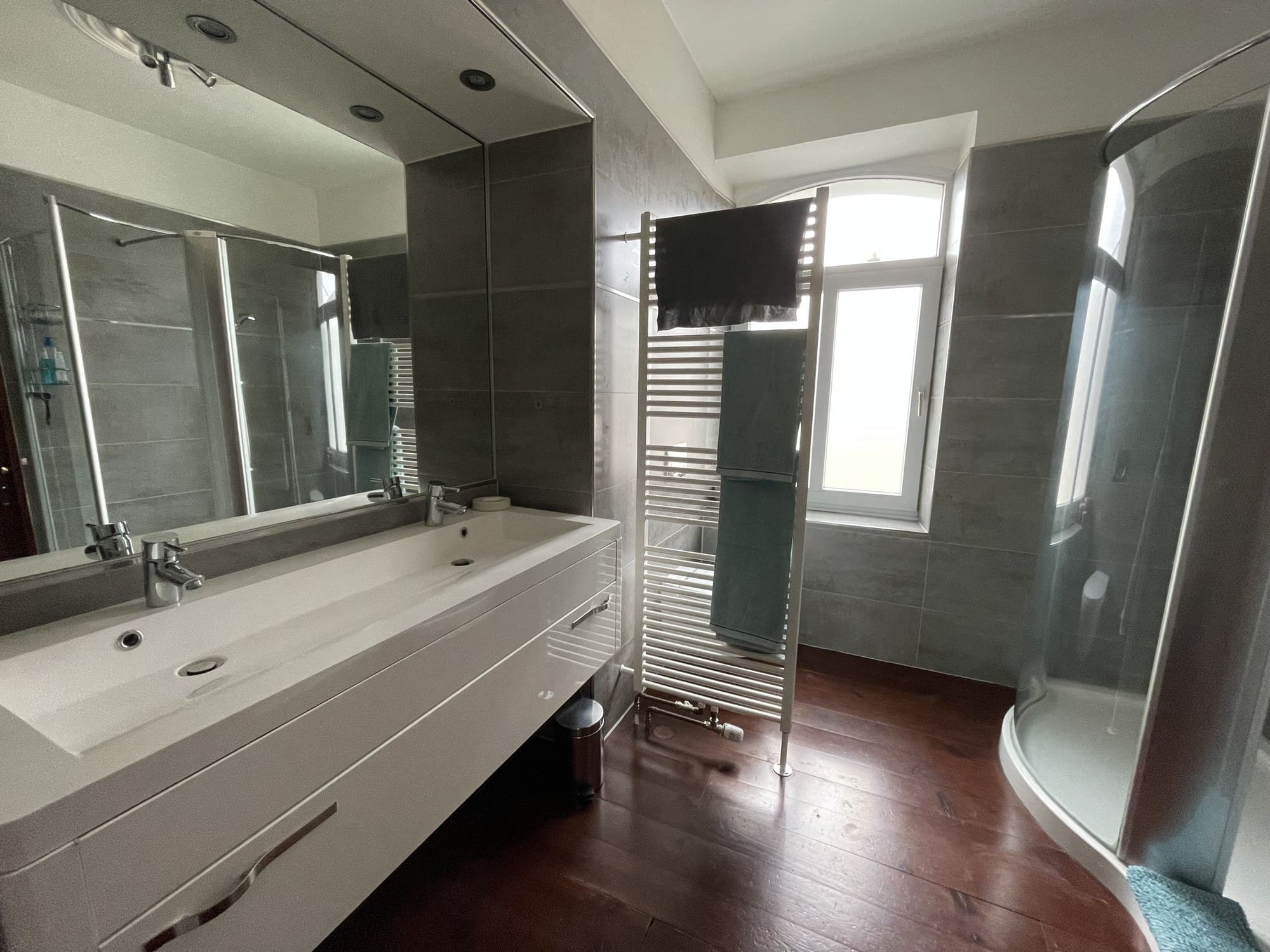 Maison d'habitation avec jardin et garage